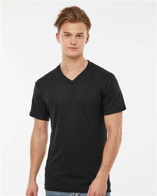 Tultex - Camiseta de cuello en V con alto contenido de poliéster para hombre - 207
