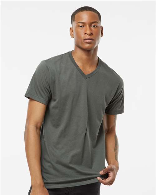 Tultex - Camiseta de cuello en V con alto contenido de poliéster para hombre - 207
