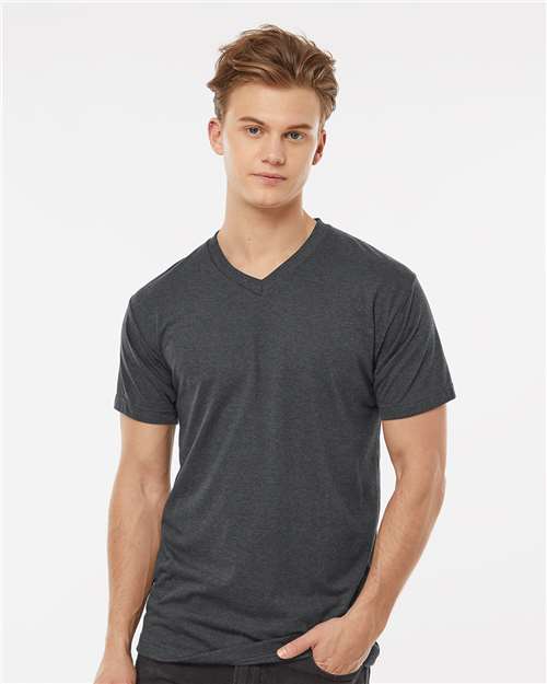 Tultex - Camiseta de cuello en V con alto contenido de poliéster para hombre - 207