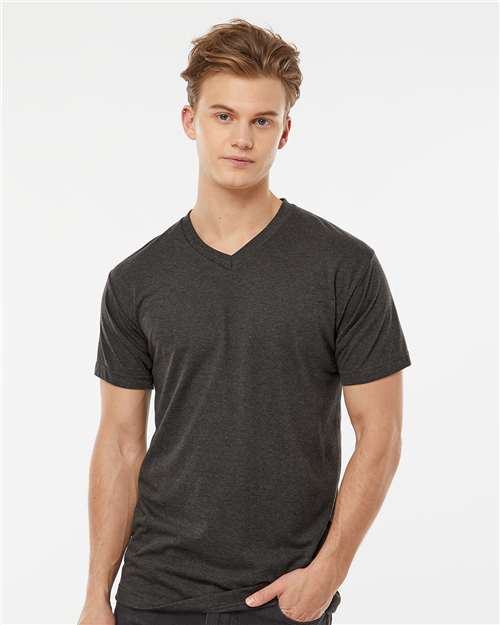 Tultex - Camiseta de cuello en V con alto contenido de poliéster para hombre - 207