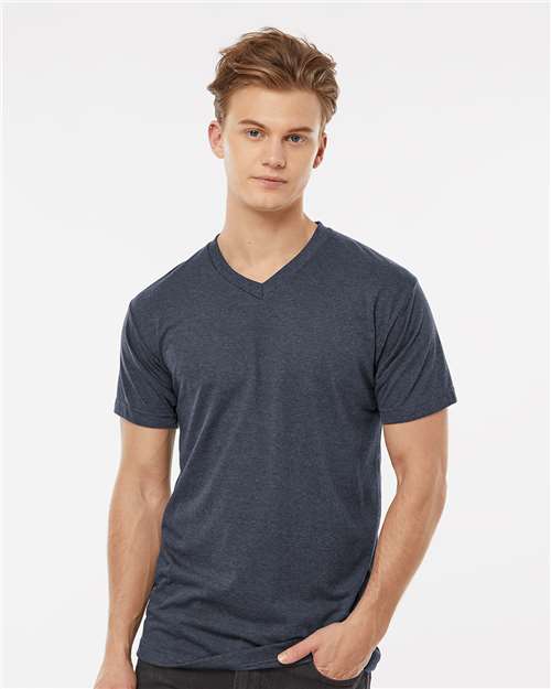 Tultex - Camiseta de cuello en V con alto contenido de poliéster para hombre - 207