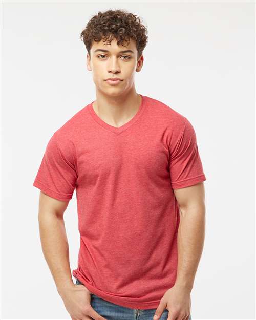 Tultex - Camiseta de cuello en V con alto contenido de poliéster para hombre - 207