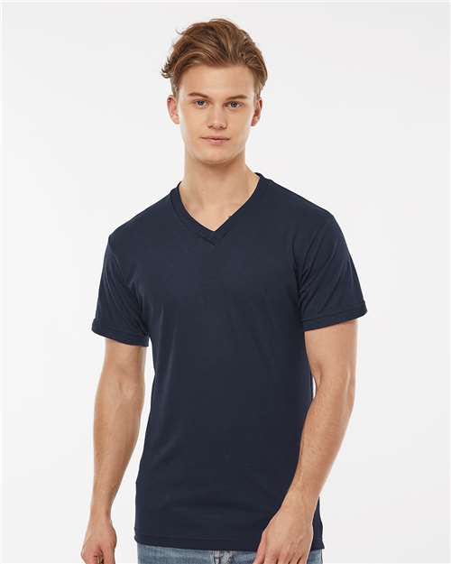 Tultex - Camiseta de cuello en V con alto contenido de poliéster para hombre - 207