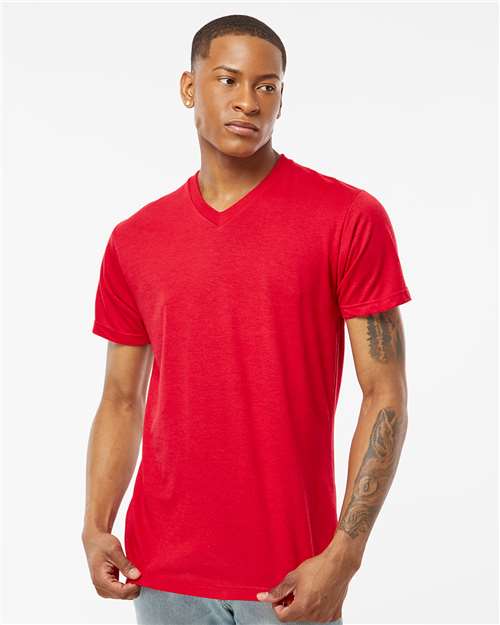Tultex - Camiseta de cuello en V con alto contenido de poliéster para hombre - 207