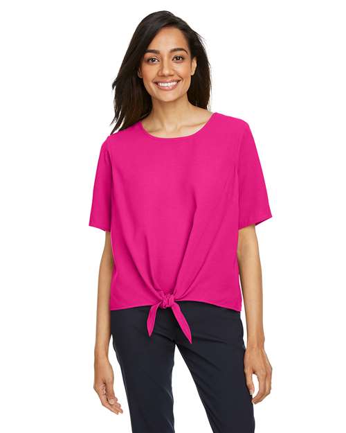 Devon & Jones - Blusa con lazo frontal Perfect Fit™ para mujer - DP617W