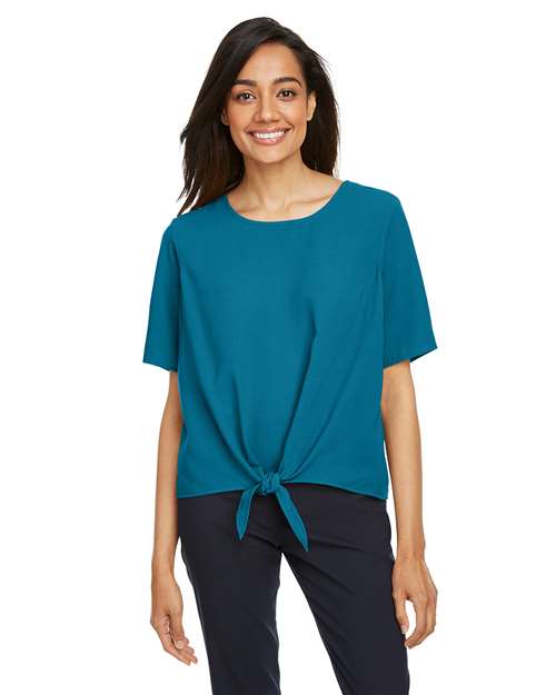 Devon & Jones - Blusa con lazo frontal Perfect Fit™ para mujer - DP617W