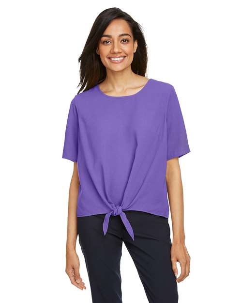 Devon & Jones - Blusa con lazo frontal Perfect Fit™ para mujer - DP617W
