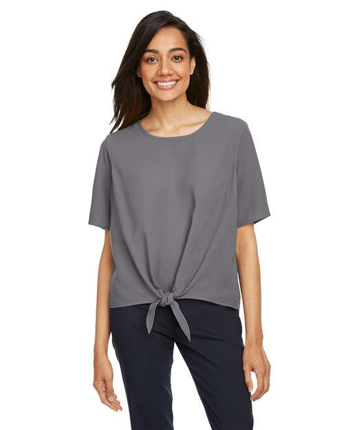 Devon & Jones - Blusa con lazo frontal Perfect Fit™ para mujer - DP617W