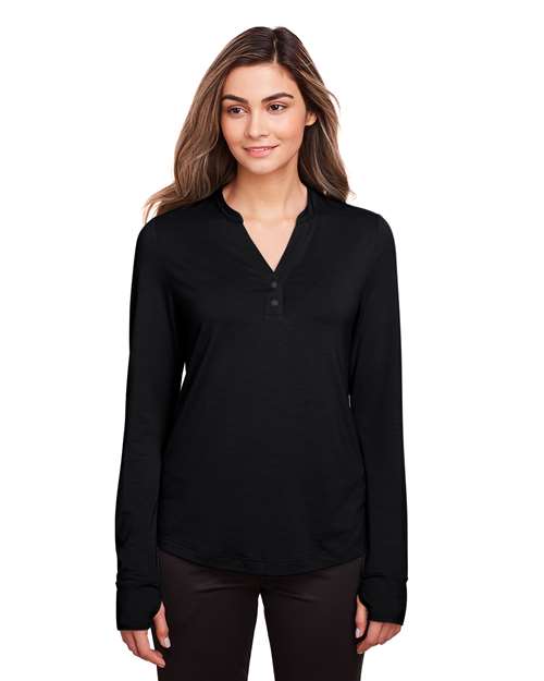 North End - Jersey elástico de alto rendimiento con cuello en V y botones a presión JAQ para mujer - NE400W