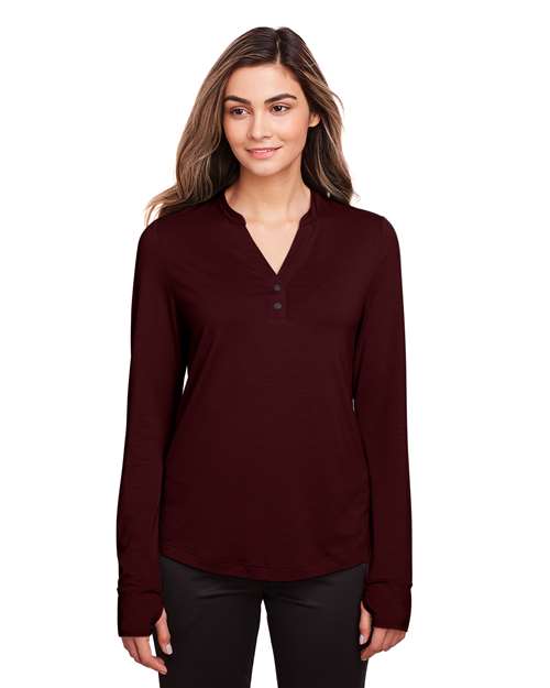 North End - Jersey elástico de alto rendimiento con cuello en V y botones a presión JAQ para mujer - NE400W