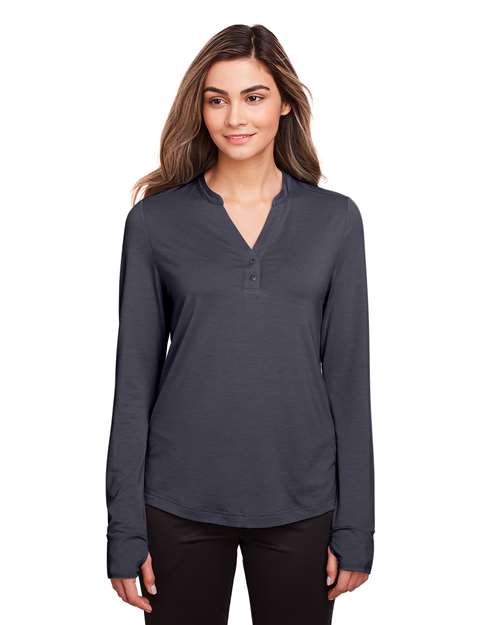 North End - Jersey elástico de alto rendimiento con cuello en V y botones a presión JAQ para mujer - NE400W