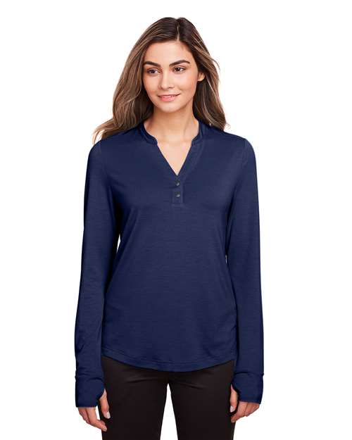 North End - Jersey elástico de alto rendimiento con cuello en V y botones a presión JAQ para mujer - NE400W