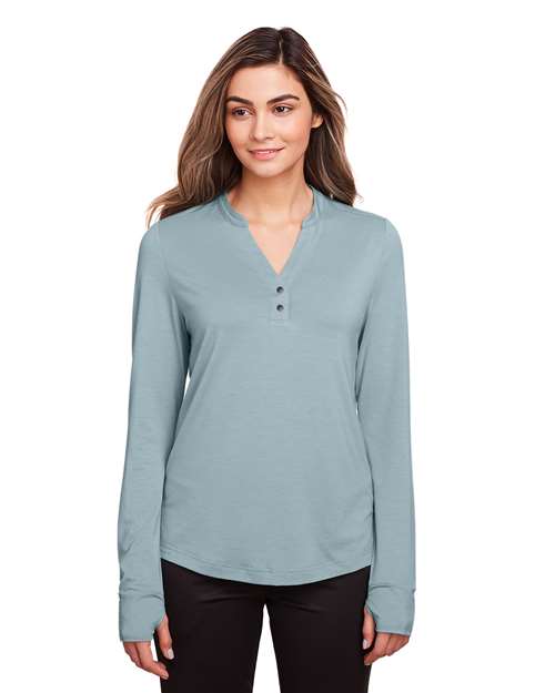 North End - Jersey elástico de alto rendimiento con cuello en V y botones a presión JAQ para mujer - NE400W