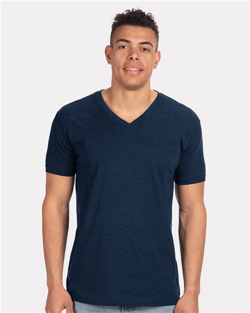 Next Level - Camiseta de cuello en V CVC para hombre - 6240
