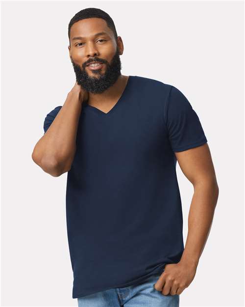 Gildan - Camiseta unisex Softstyle® con cuello en V - 64V00