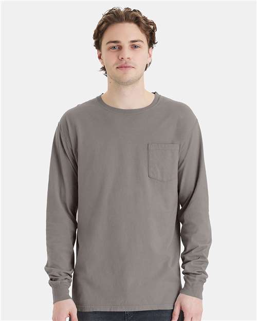 ComfortWash de Hanes - Camiseta unisex de manga larga teñida con bolsillo - GDH250